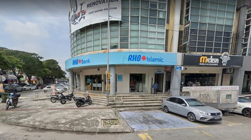 Pandangan hadapan bangunan cawangan RHB Bank dan RHB Islamic di lot kedai sudut Bandar Bukit Tinggi dengan beberapa kenderaan diletakkan di luarnya