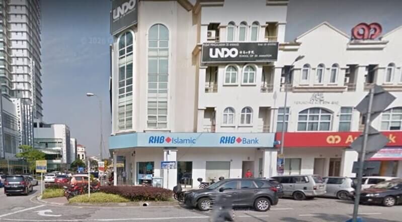 Bangunan kedai dua tingkat di kawasan bandar yang menempatkan cawangan RHB Bank Kota Damansara dan RHB Islamic, serta papan tanda UNDO School of 3D Animation di bahagian atas.