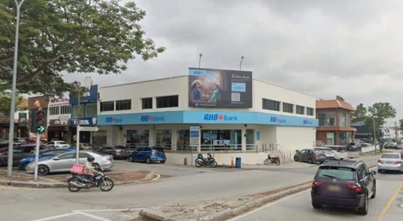 Pandangan luar sebuah cawangan RHB Bank dan RHB Islamic dua tingkat yang terletak di sudut jalan di Sungai Way, Subang, dengan kereta diletakkan berdekatan