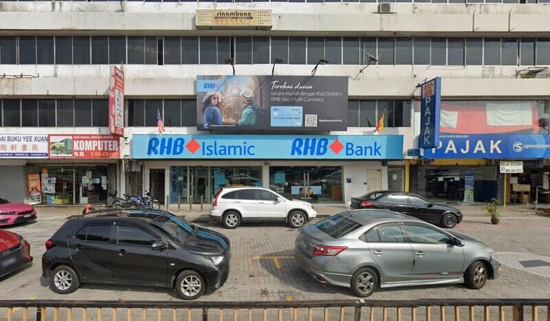 Pandangan hadapan cawangan RHB Bank Taman Indah dan RHB Islamic di sebuah kedai pejabat, dengan beberapa buah kereta diletakkan di petak tempat letak kereta di hadapannya