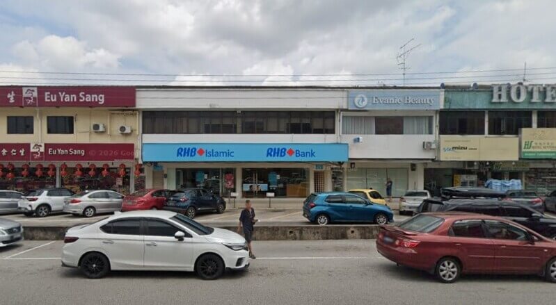 Pandangan hadapan cawangan RHB Bank Taman Sentosa dan RHB Islamic di barisan kedai dua tingkat dengan tempat letak kereta di bahagian hadapan.