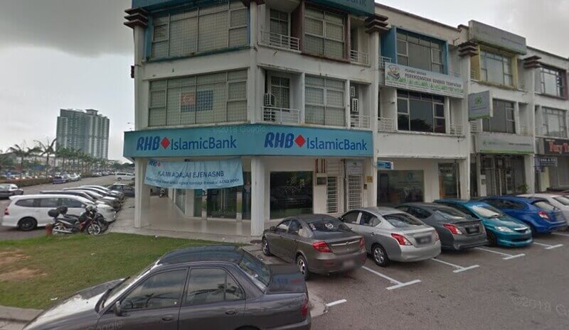 Pandangan luar cawangan RHB Bank di Taman Setia Tropika, bangunan kedai tingkat tiga dengan beberapa buah kereta diletakkan di hadapannya