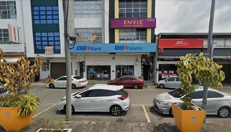 Pandangan hadapan cawangan RHB Bank Banting dan RHB Islamic yang terletak di sebuah barisan kedai