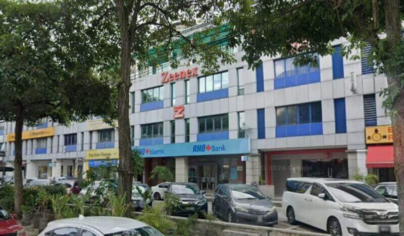 Pemandangan aras jalan sebuah cawangan RHB Islamic dan RHB Bank yang terletak di Bandar Sri Petaling, dengan kereta dan pokok yang diletakkan di latar depan