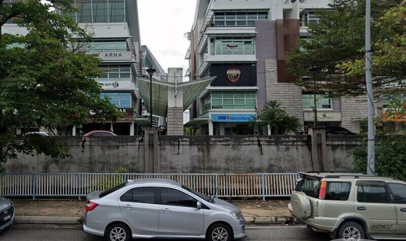 Pemandangan luar kedai RHB Islamic Bank di deretan bangunan komersial Laman Seri, dengan kereta diletakkan di sepanjang jalan.