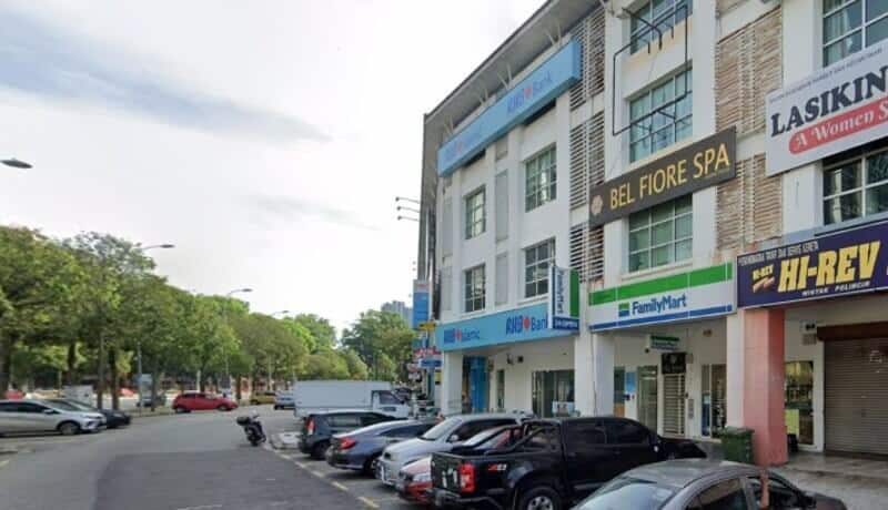 RHB Islamic dan RHB Bank di Bandar Sri Permaisuri, terletak di bangunan komersial bertingkat bersebelahan dengan FamilyMart.