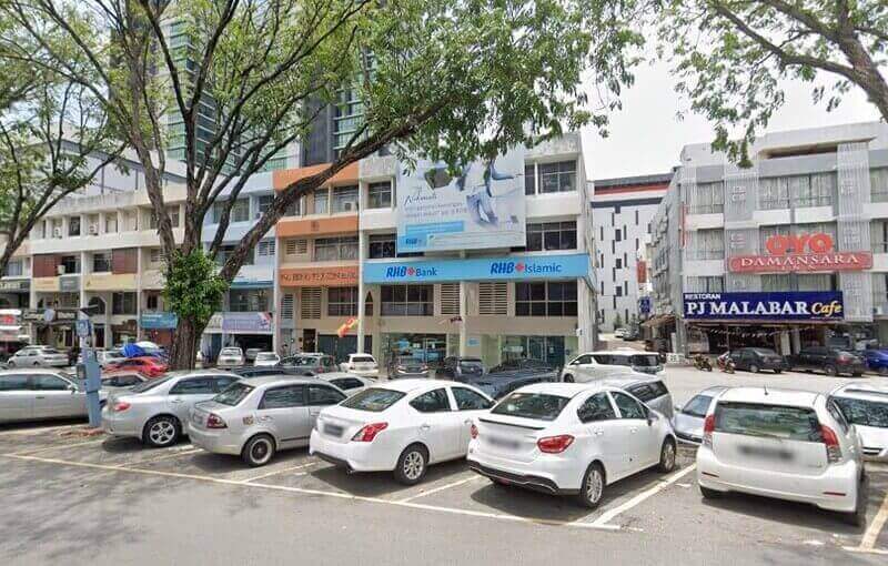 Pemandangan aras jalan deretan rumah kedai komersial di Damansara Jaya, menampilkan cawangan RHB Bank Damansara Jaya dan RHB Islamic dengan kedai berwarna biru