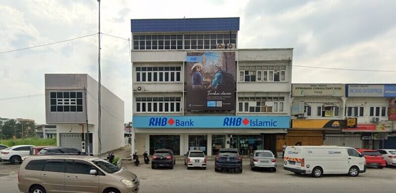 Pandangan luar pejabat cawangan RHB Bank dan RHB Islamic bertingkat di Jenjarom, memaparkan sepanduk promosi besar di bahagian hadapan dan kereta yang diletakkan di hadapan