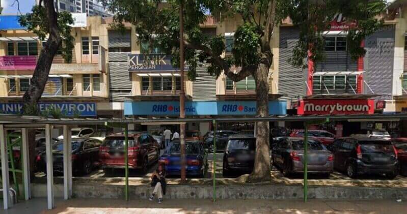 Sederet kedai-pejabat komersial yang menampilkan cawangan RHB Bank, RHB Islamic dan restoran Marrybrown, dengan beberapa kereta diletakkan di hadapan dan sebuah klinik pergigian (Klinik Pergigian) di tingkat atas
