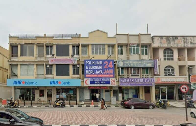 Pemandangan aras jalan deretan rumah kedai komersial yang menampilkan RHB Bank Meru, Poliklinik & Surgeri Meru Jaya, Pharmacy Meru Care dan sebuah kedai Burger King