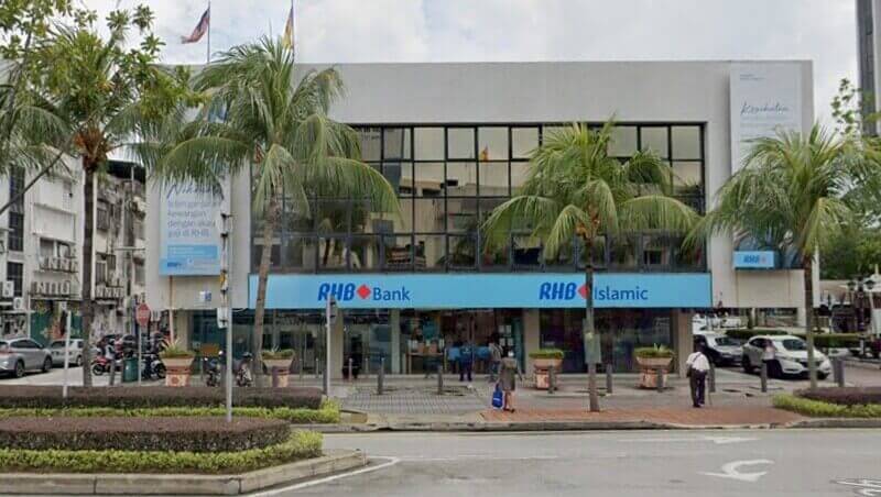 Bahagian luar RHB Bank dan cawangan RHB Islamic di New Town, Petaling Jaya, menampilkan bangunan dua tingkat dengan tingkap kaca besar dan pokok palma di hadapan