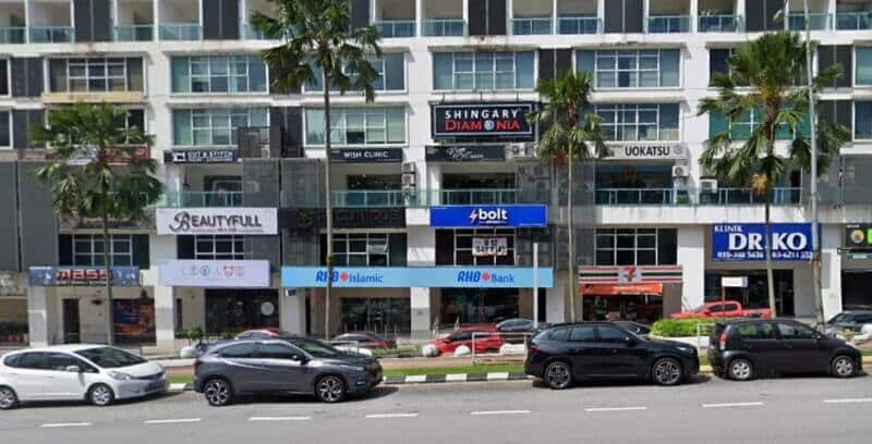 Pemandangan luar bangunan komersial bertingkat di Plaza Damas 3, Sri Hartamas, yang menampilkan kedai-kedai aras jalan untuk RHB Bank, 7-Eleven dan Dr. Ko Skin Specialist, dengan kereta-kereta yang diletakkan di tepi jalan
