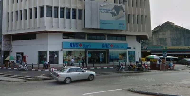 Pandangan luar Bank RHB bertingkat dan cawangan RHB Islamic yang terletak di sudut jalan di Pelabuhan Klang, menampilkan papan tanda biru dan papan iklan besar di atas pintu masuk