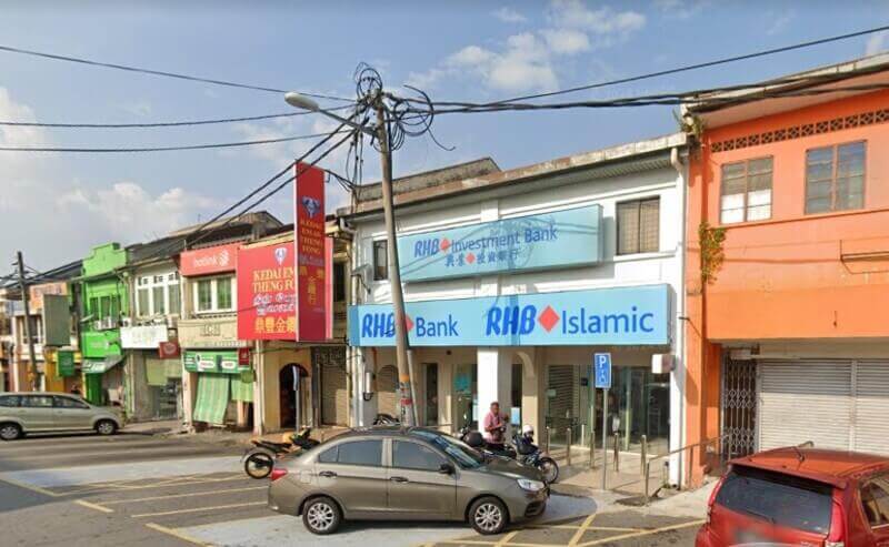 Pemandangan luar Bank RHB dan cawangan RHB Islamic yang terletak di Rawang, Malaysia. Bangunan ini mempunyai papan tanda biru, dengan papan tanda RHB Investment Bank di tingkat atas
