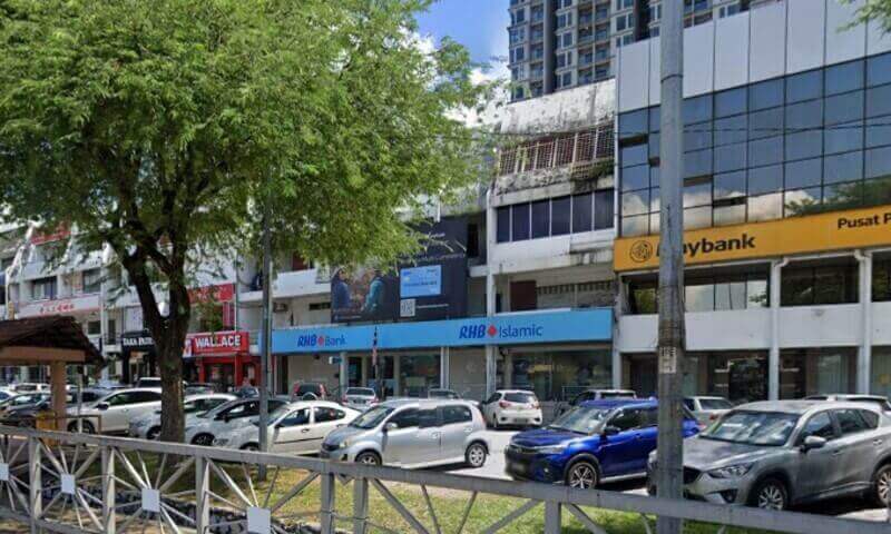 Pemandangan aras jalan cawangan RHB Bank dan RHB Islamic yang terletak di barisan komersial di Subang Jaya, bersebelahan dengan cawangan Maybank dengan beberapa kereta diletakkan di hadapan