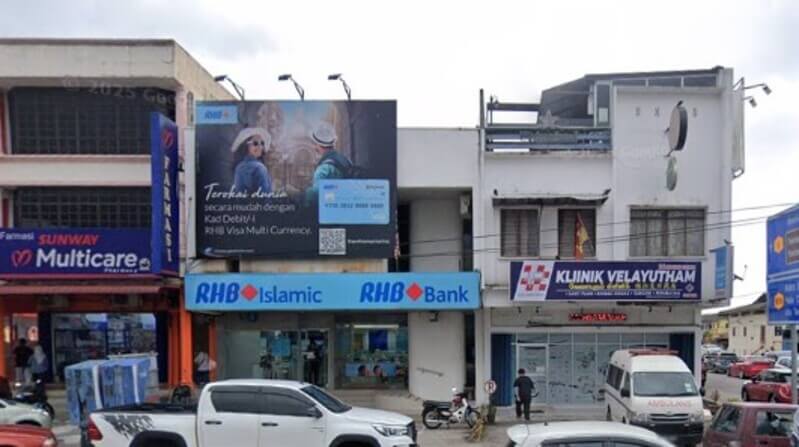 Pandangan hadapan pejabat RHB Bank dan RHB Islamic di Sungai Pelek, diapit oleh Farmasi Sunway Multicare dan Klinik Velayutham, dengan kenderaan diletakkan di hadapan