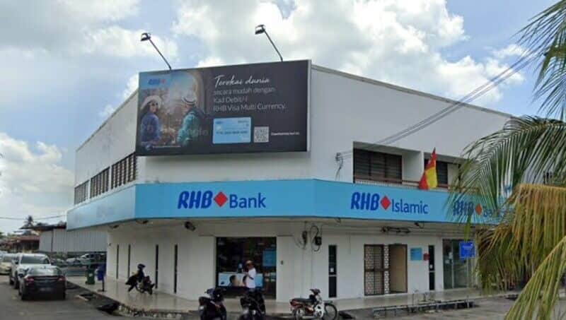 Sebuah bangunan sudut dua tingkat berwarna putih yang memaparkan papan tanda RHB Bank dan RHB Islamic berwarna biru terletak di Tanjung Sepat