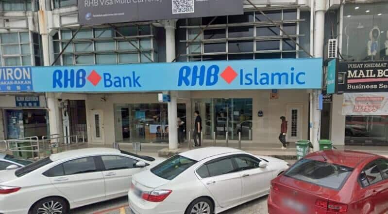 Pandangan luar kedai RHB Bank dan cawangan RHB Islamic di UEP Subang Jaya, memaparkan papan tanda biru dan kereta putih yang diletakkan di hadapan