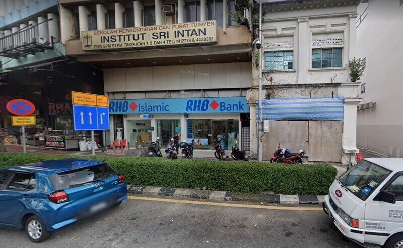 Pemandangan premis RHB Bank Jalan Ipoh dan RHB Islamic di tingkat bawah sebuah bangunan, dengan papan tanda "Institut Sri Intan" di tingkat atas. Kelihatan motosikal diparkir di kaki lima serta papan tanda jalan di bahu jalan