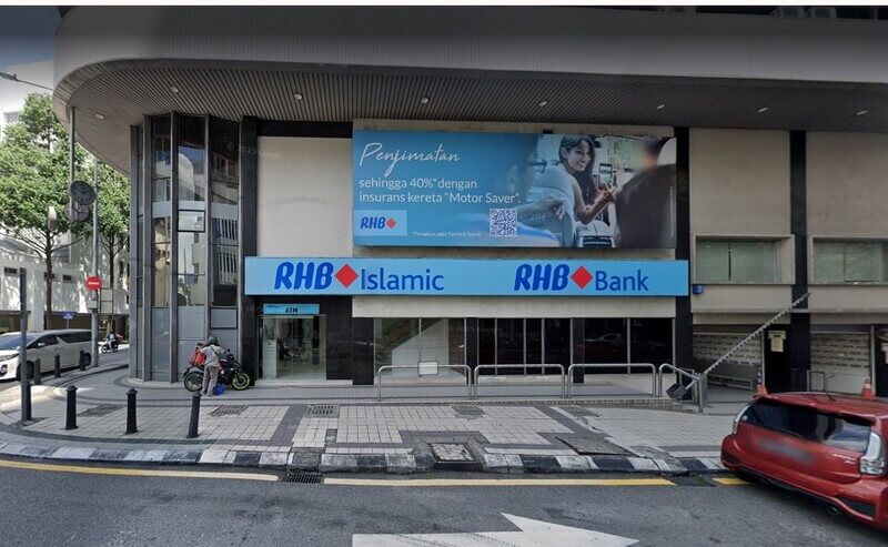Pandangan hadapan bangunan RHB Bank di Jalan Tun H S Lee dan RHB Islamic dengan papan iklan di bahagian atas dan kawasan laluan pejalan kaki