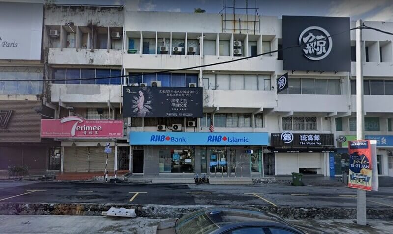 Pandangan cawangan RHB Bank Taman Connaught dan RHB Islamic di kedai rumah deretan di Taman Connaught, bersebelahan dengan kedai-kedai perniagaan lain seperti Terimee dan The Whale Tea