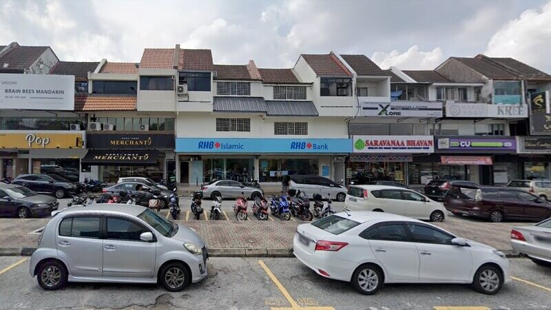Deretan kedai di kawasan komersial menampilkan cawangan RHB Islamic dan RHB Bank Taman Tun Dr Ismail serta premis perniagaan lain dengan tempat letak kereta di hadapannya