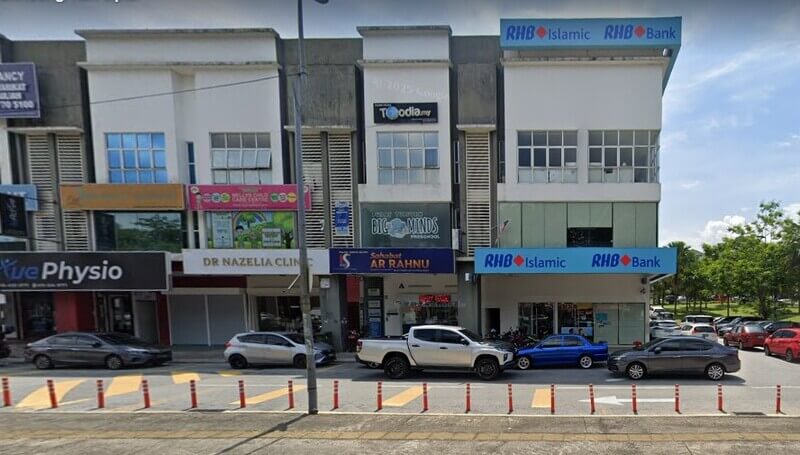 Pemandangan deretan kedai tiga tingkat di tepi jalan raya. Cawangan RHB Bank di Dataran Wangsa Melawatidan RHB Islamic terletak di bangunan paling kanan dengan papan tanda biru yang jelas