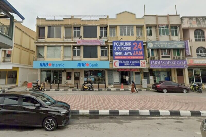 Pandangan hadapan deretan bangunan kedai tiga tingkat yang menempatkan cawangan RHB Bank Meru, Poliklinik & Surgeri Meru Jaya 24 Jam, dan Farmasi Meru Care