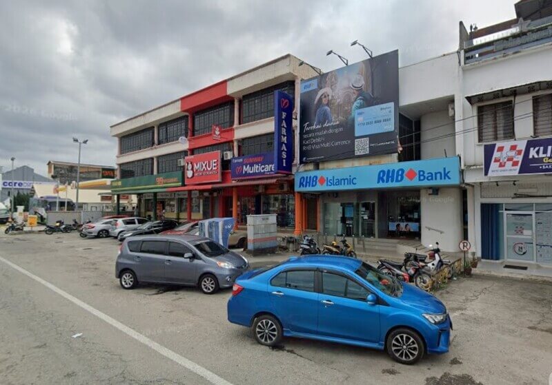 Pandangan deretan kedai dua tingkat di kawasan rumah kedai yang menempatkan RHB Bank di Sungai Pelek dengan kenderaan diletakkan di hadapannya