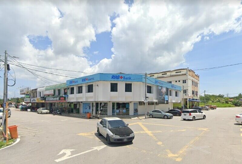 Pemandangan luar bangunan cawangan RHB Bank dan RHB Islamic dua tingkat di sudut persimpangan jalan dengan beberapa buah kereta diletakkan di sekelilingnya