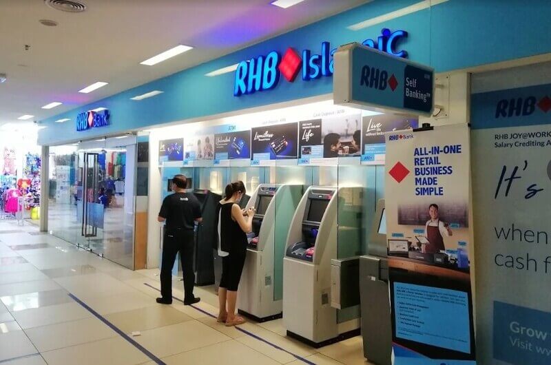 Kawasan perbankan kendiri RHB Bank di Kenanga Wholesale City dalam pusat membeli-belah dengan beberapa mesin ATM dan pelanggan yang sedang menggunakannya