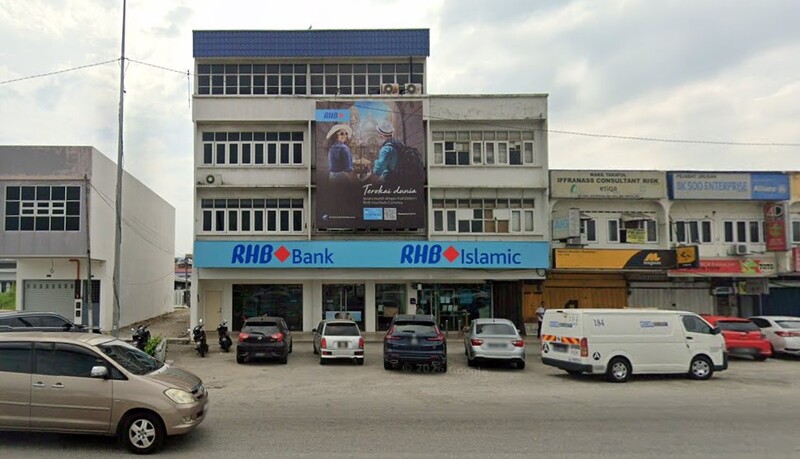 Pandangan hadapan bangunan cawangan RHB Bank Jenjarom dan RHB Islamic di kawasan deretan kedai dengan beberapa buah kenderaan diletakkan di bahagian hadapan