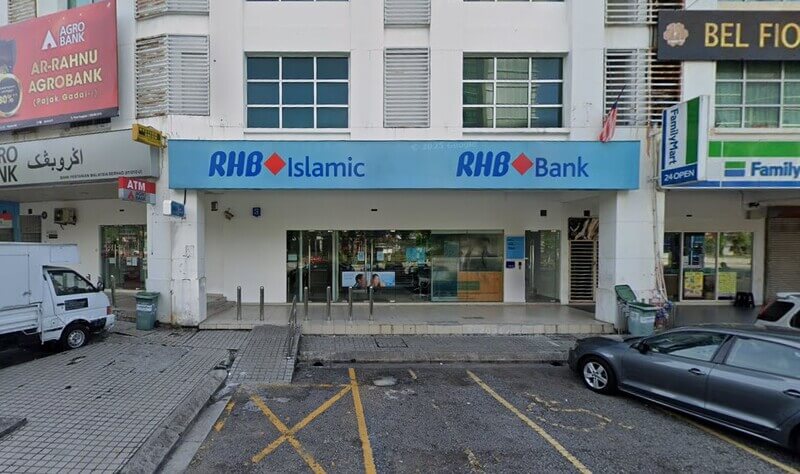 Pintu masuk cawangan RHB Bank dan RHB Islamic dengan papan tanda biru, terletak bersebelahan dengan Agrobank dan FamilyMart