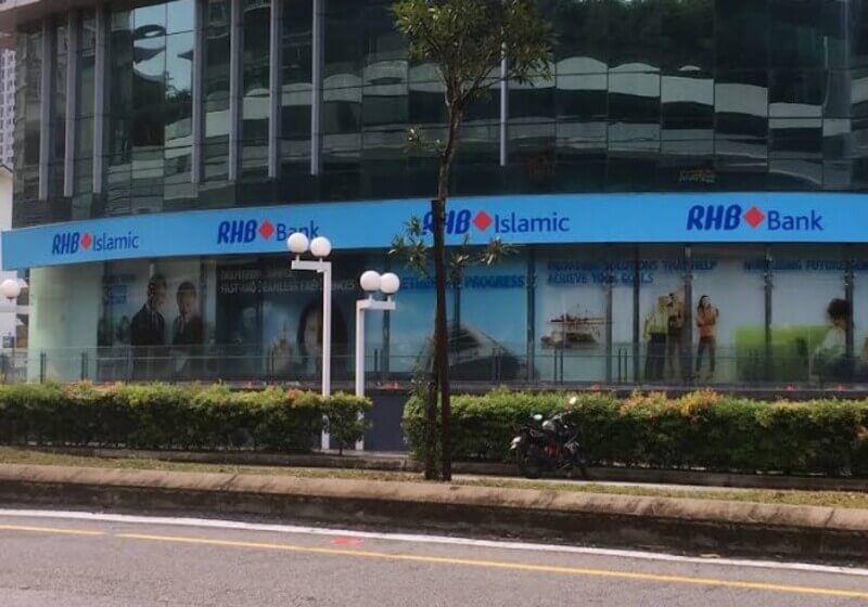 Pandangan luar cawangan RHB Bank dan RHB Islamic pada bahagian bawah sebuah bangunan cermin berbilang tingkat