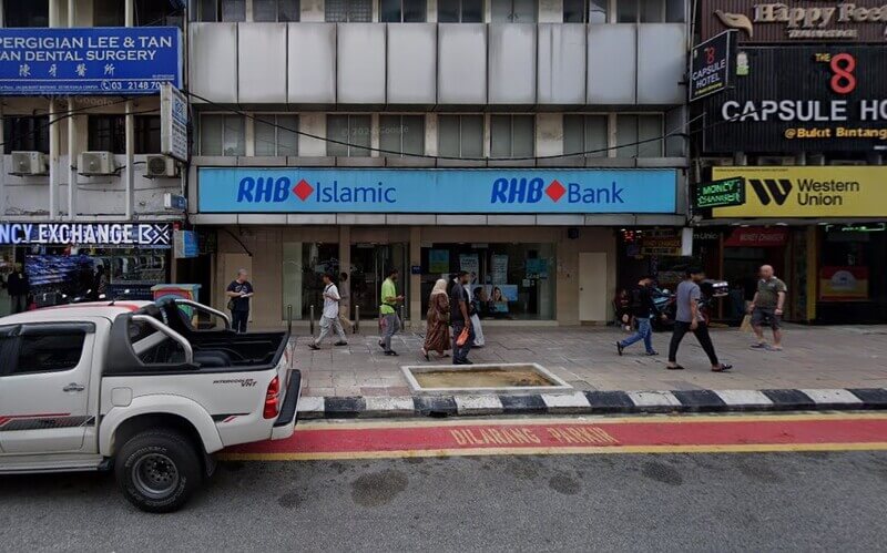 Pemandangan hadapan cawangan RHB Islamic dan RHB Bank Jalan Bukit Bintang di kawasan kedai tepi jalan bersama laluan pejalan kaki