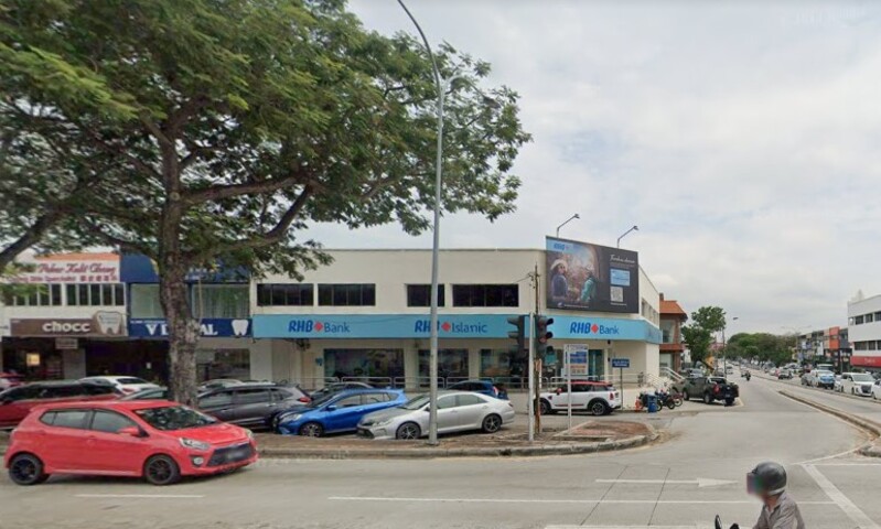 Pemandangan luar bangunan cawangan RHB Bank Sungai Way Subang dan RHB Islamic di persimpangan jalan dengan deretan kereta yang diletakkan di hadapannya