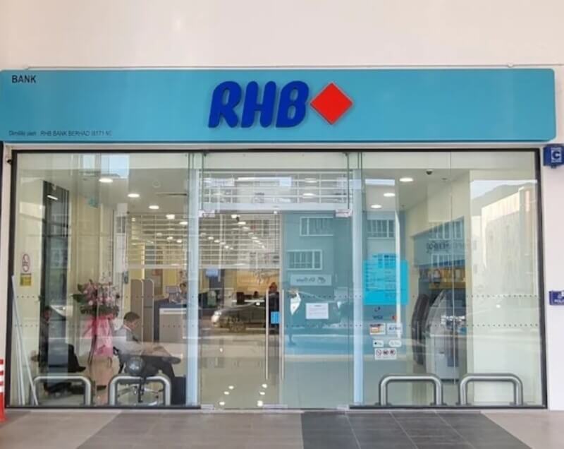 Pintu masuk hadapan cawangan RHB Bank Sunshine Mall dengan dinding kaca lutsinar dan papan tanda biru berlogo RHB
